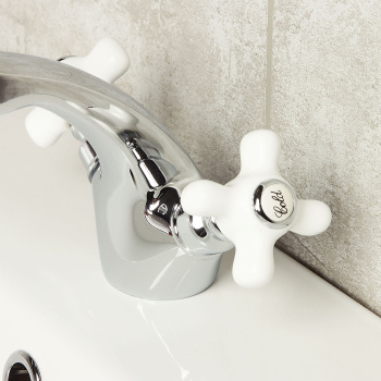 Смеситель для умывальника Potato P1063, короткий излив, двухвентильный